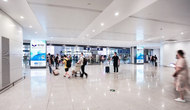 第一戶外傳媒-青島膠東機(jī)場(chǎng)國內(nèi)到達(dá)迎客廳刷屏機(jī)