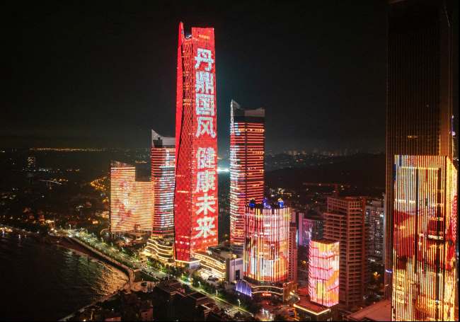 第一戶外傳媒-青島海天中心燈光秀廣告