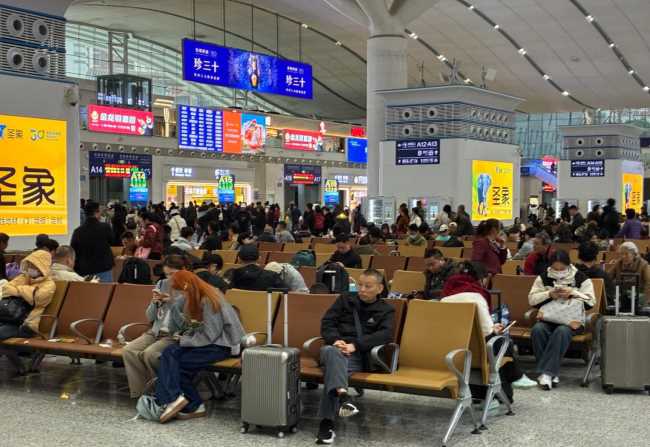 第一戶外傳媒-深圳北站風(fēng)亭LED刷屏機(jī)廣告