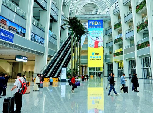 第一戶外傳媒-廣州白云站東西兩側(cè)到達(dá)層光谷直梯LED透明屏 第一戶外傳媒-廣州白云站東西兩側(cè)到達(dá)層光谷直梯LED透明屏