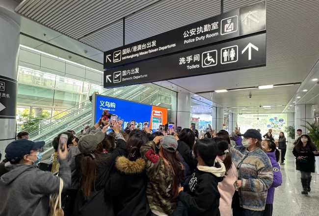 第一戶外傳媒-義烏機(jī)場到達(dá)廳落地?zé)粝鋸V告