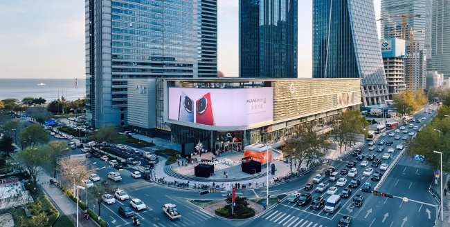 第一戶外傳媒-青島深藍(lán)中心裸眼3D大屏廣告