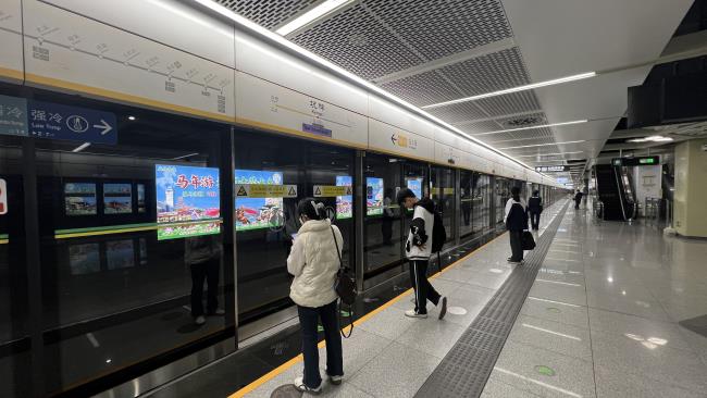 第一戶外傳媒-深圳地鐵三連封燈箱廣告