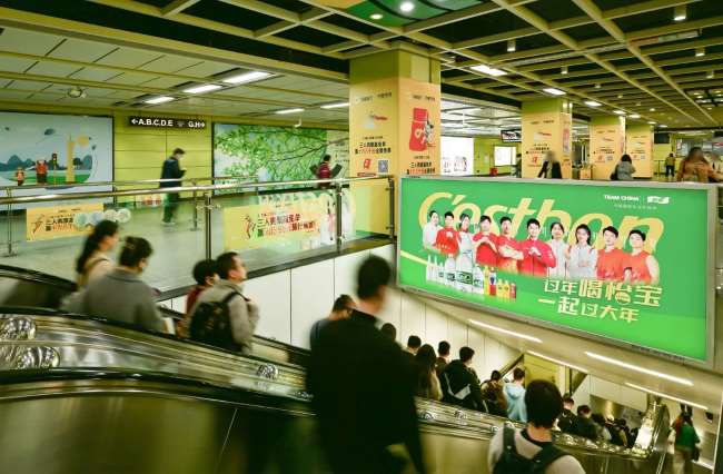 第一戶外傳媒-廣州地鐵梯楣燈箱