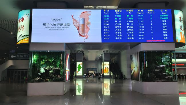 第一戶外傳媒-佛山西站進站口上方LED屏廣告